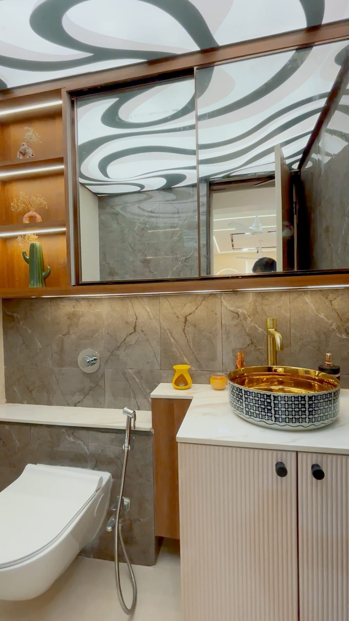 Bathrooms in a Kothrud, Pune home by Divya Jain Interiors