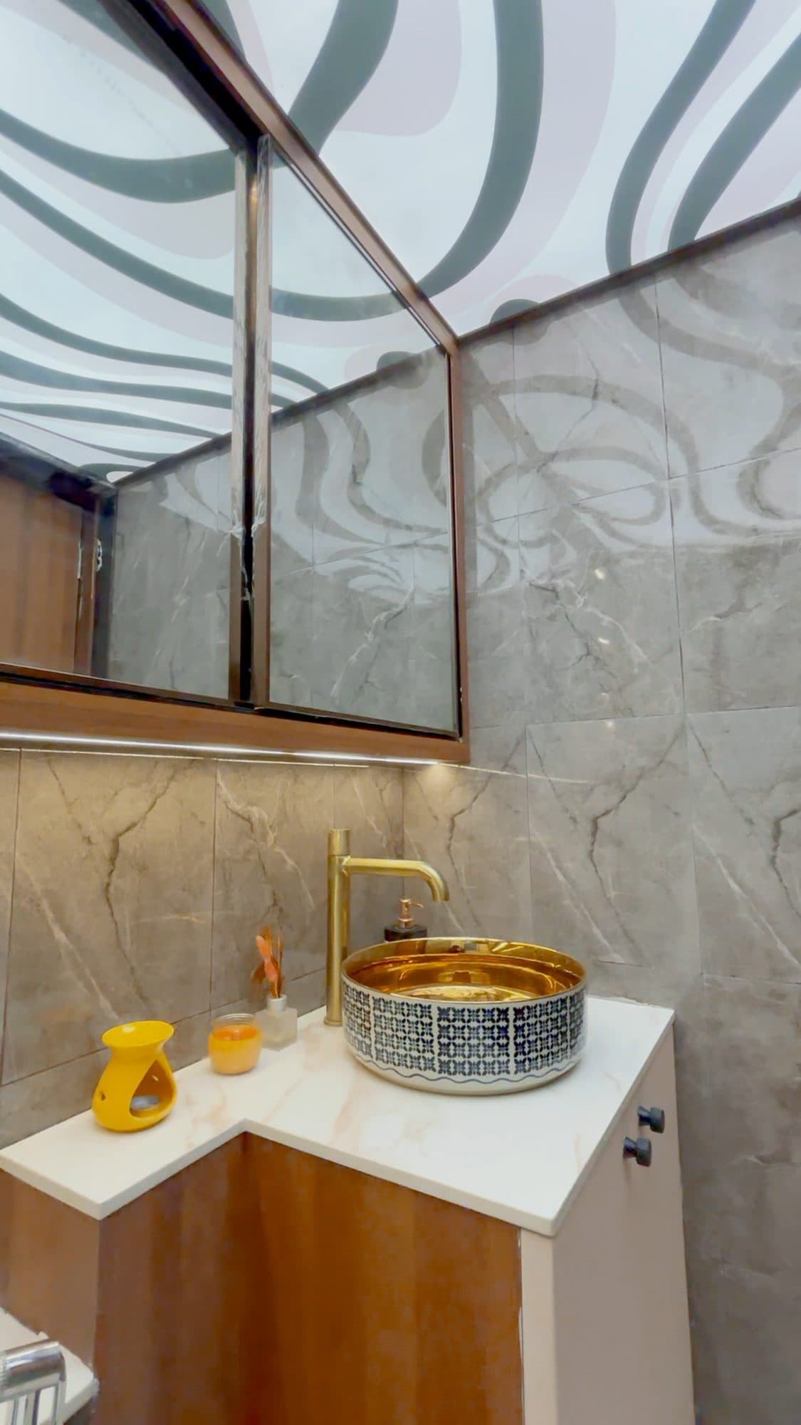 Bathrooms in a Kothrud, Pune home by Divya Jain Interiors
