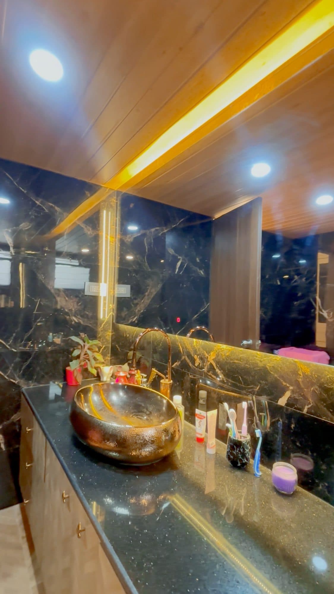 Bathrooms in a Kothrud, Pune home by Divya Jain Interiors