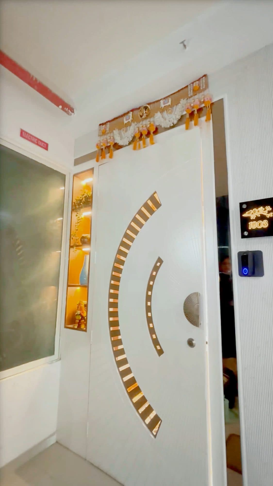 Entrance in a Kothrud, Pune home by Divya Jain Interiors