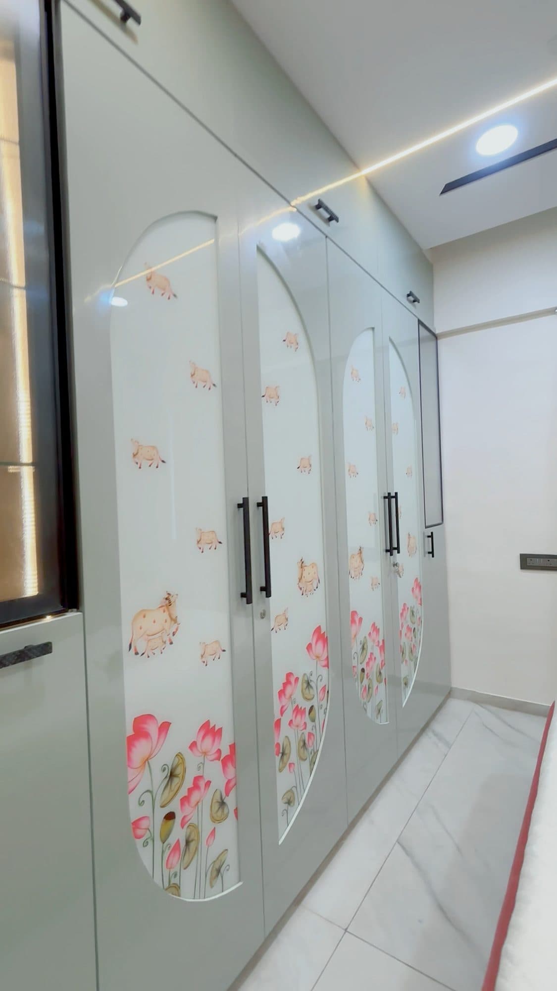 Wardrobe in a Kothrud, Pune home by Divya Jain Interiors