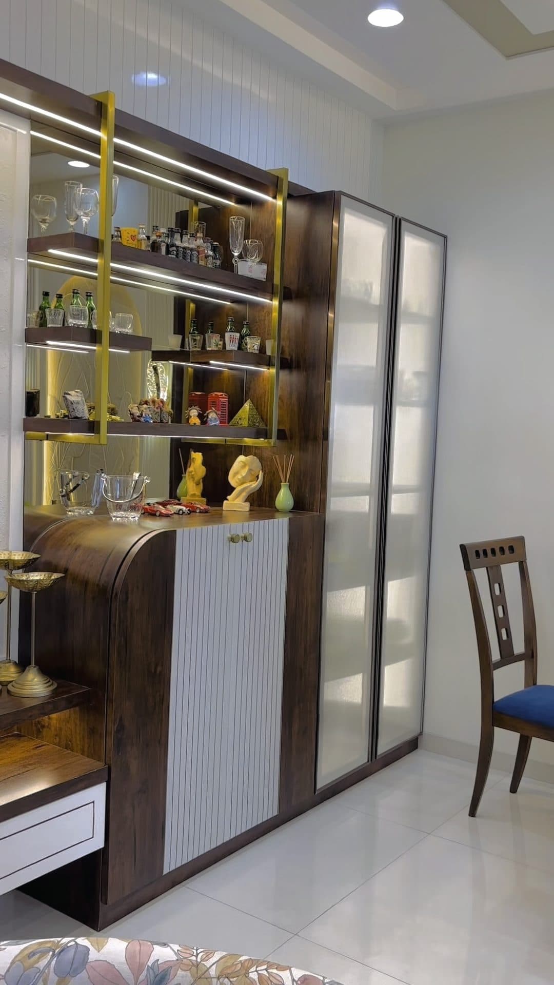 Dining in a Bavdhan, Pune home by Divya Jain Interiors