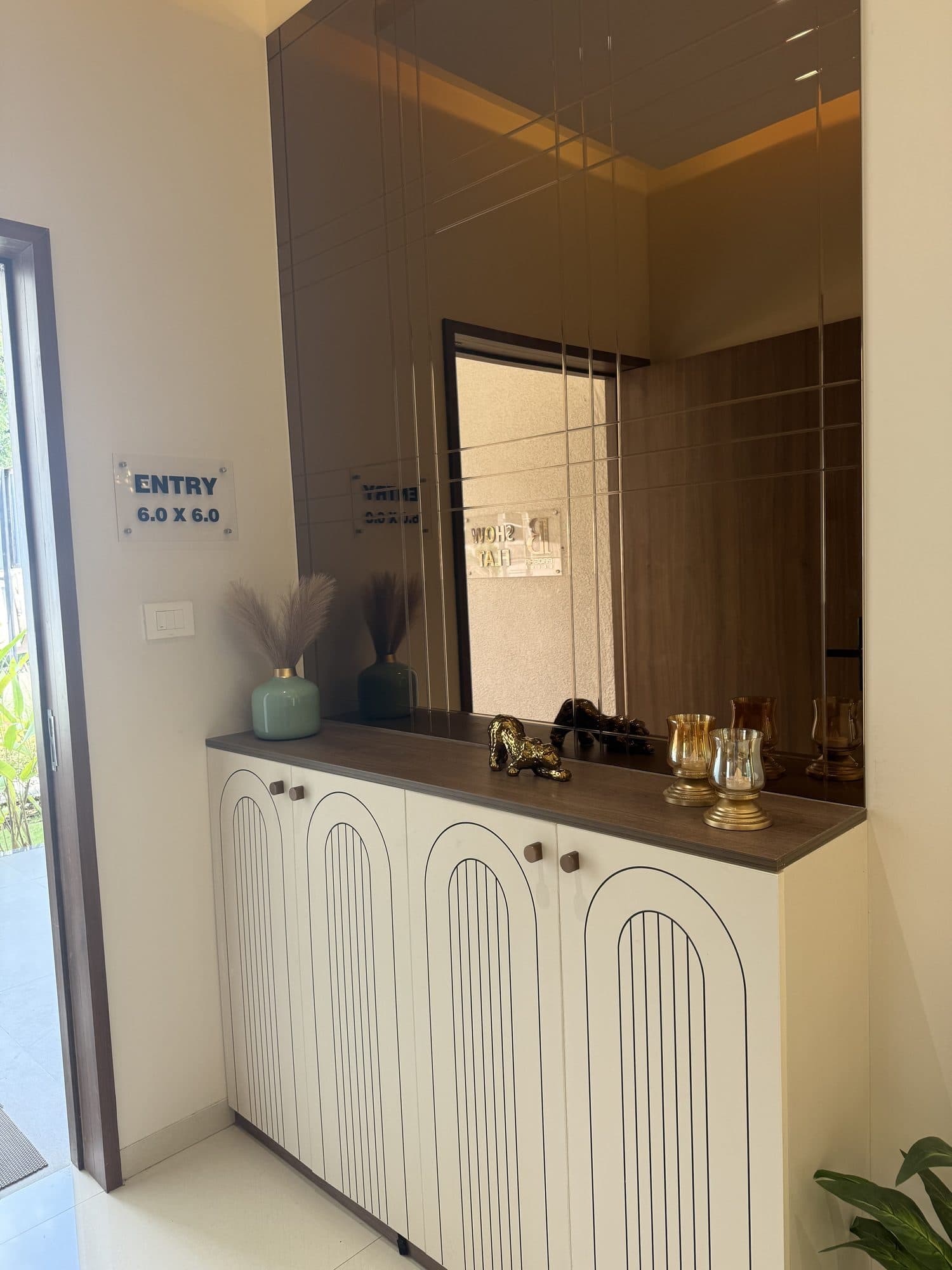 Entrance in a Sinhagad Road, Pune home by Divya Jain Interiors