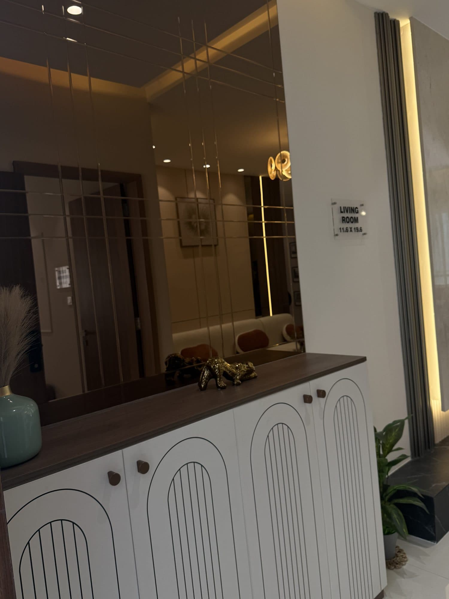 Entrance in a Sinhagad Road, Pune home by Divya Jain Interiors