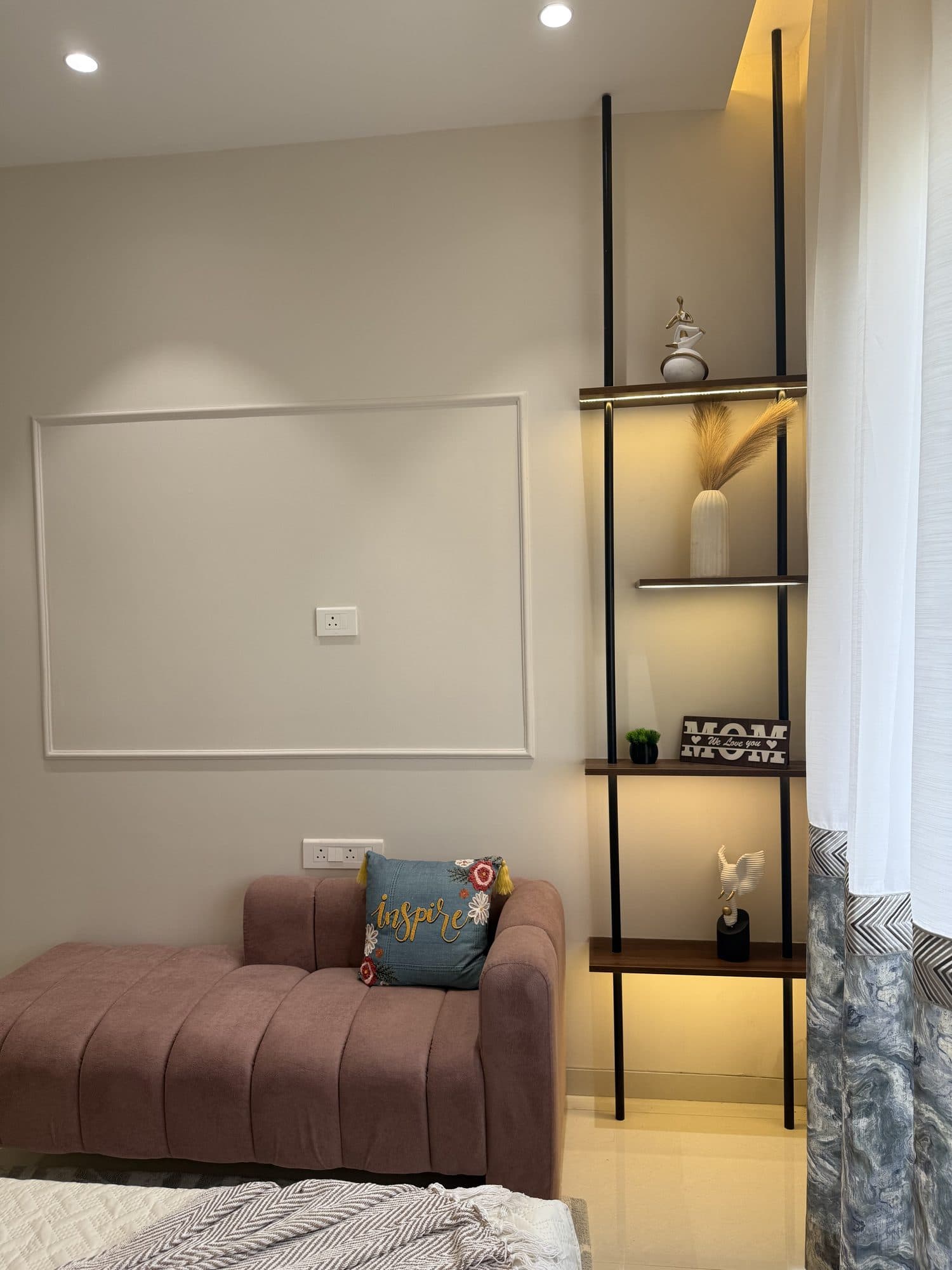 Living Room in a Sinhagad Road, Pune home by Divya Jain Interiors