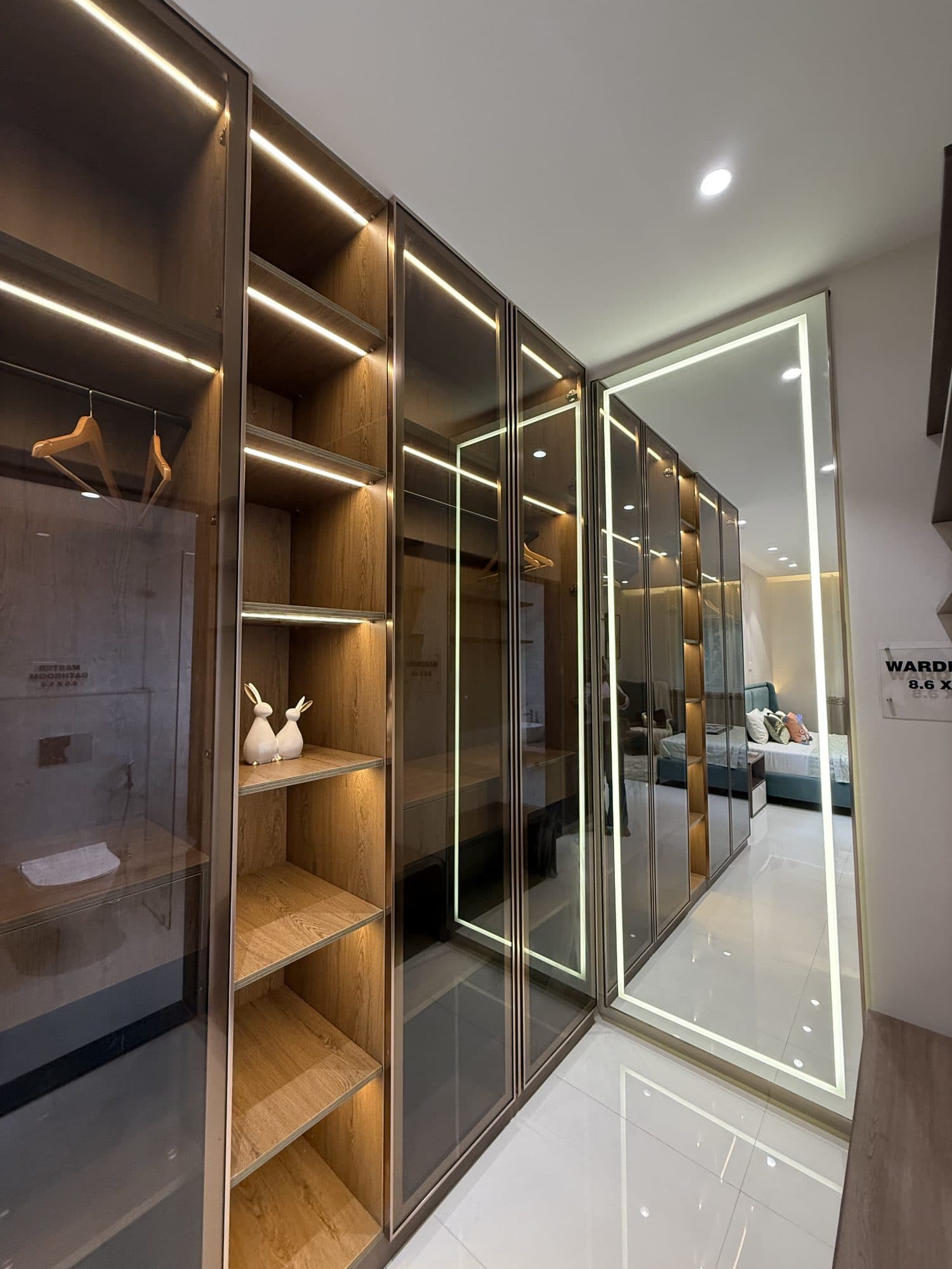 Wardrobe in a Sinhagad Road, Pune home by Divya Jain Interiors