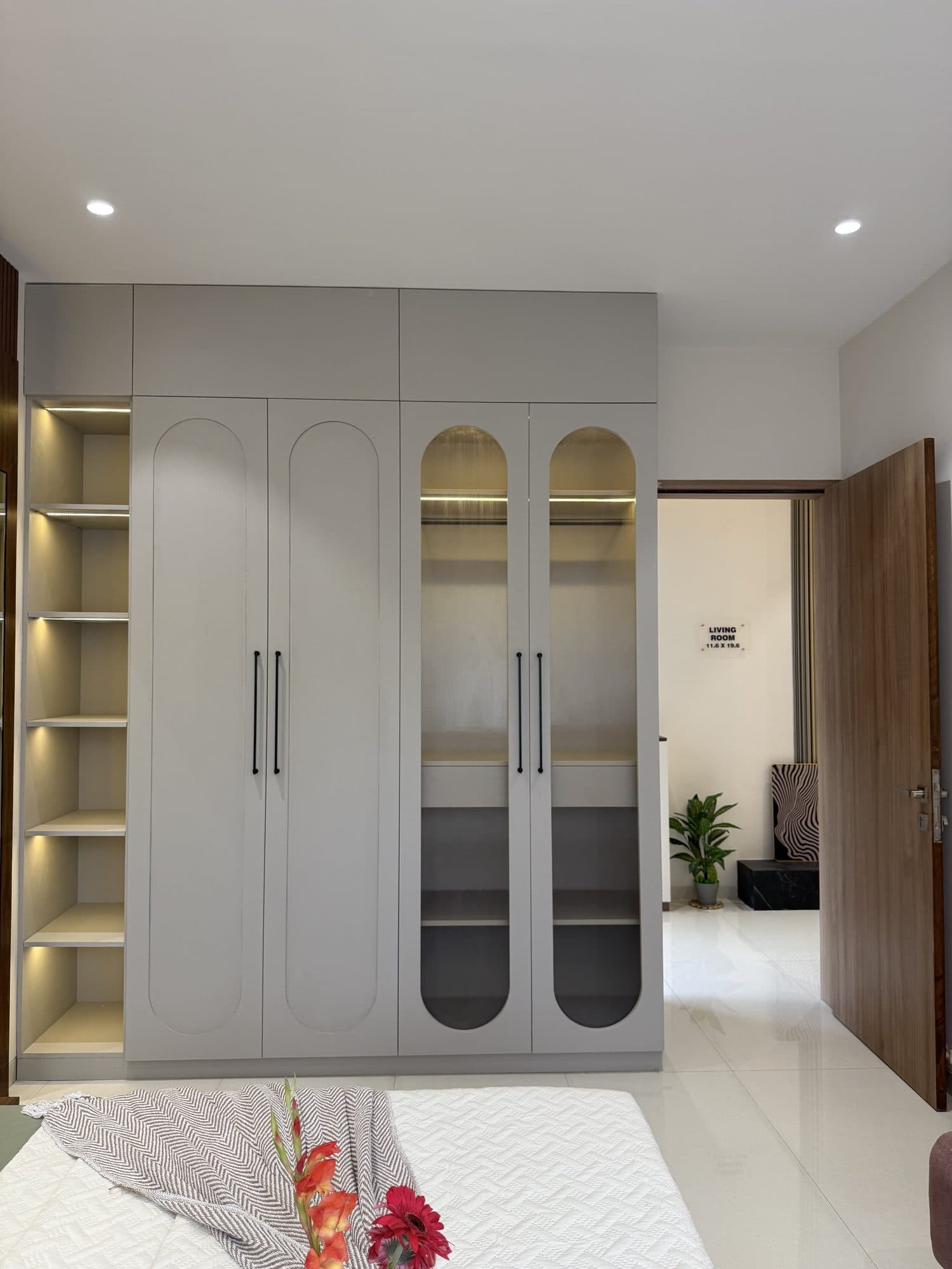 Wardrobe in a Sinhagad Road, Pune home by Divya Jain Interiors