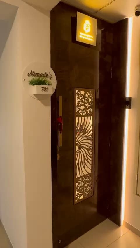 Entrance in a Andheri West, Mumbai home by Divya Jain Interiors