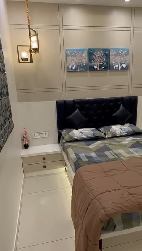 Master Bedroom in a Andheri West, Mumbai home by Divya Jain Interiors