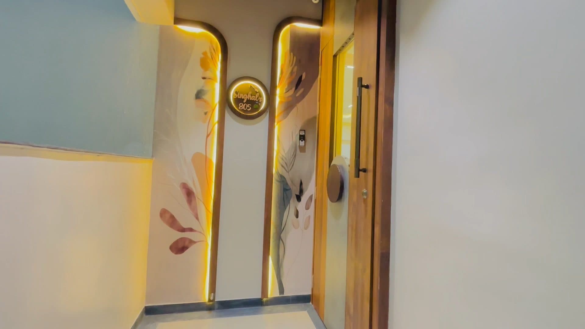 Entrance in a Kalyani Nagar, Pune home by Divya Jain Interiors