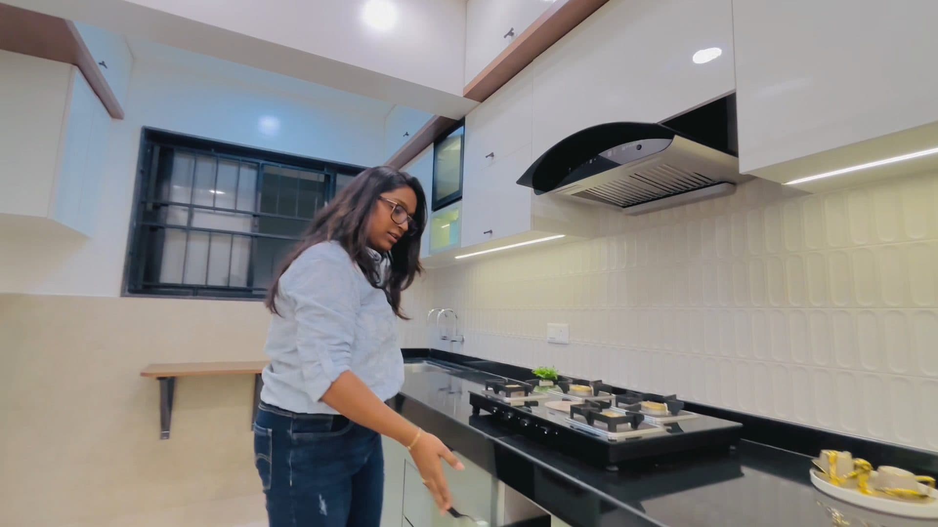 Kitchen in a Kalyani Nagar, Pune home by Divya Jain Interiors