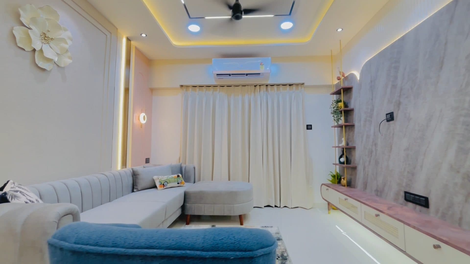Living Room in a Kalyani Nagar, Pune home by Divya Jain Interiors