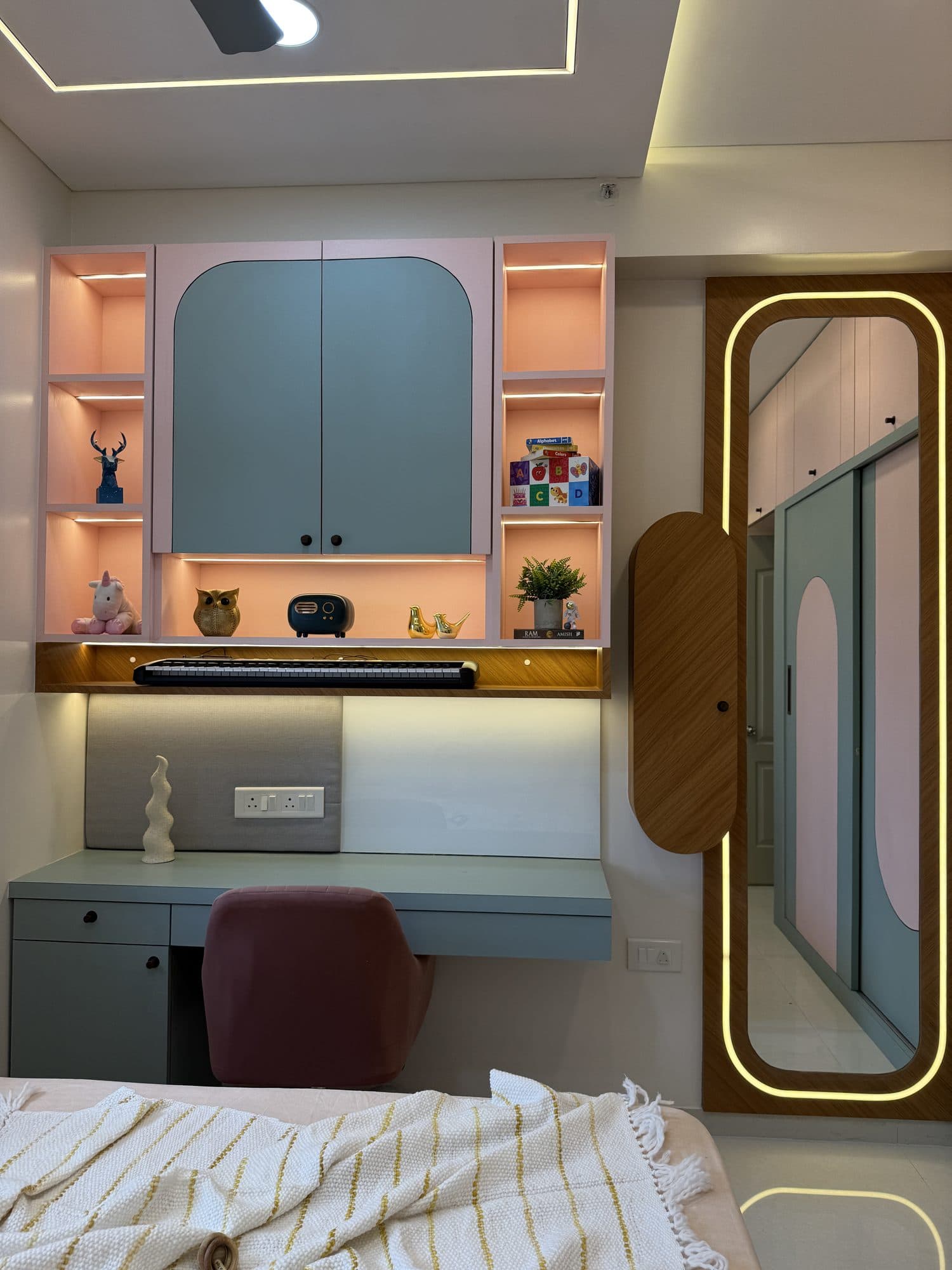 Master Bedroom in a Goregaon, Mumbai home by Divya Jain Interiors