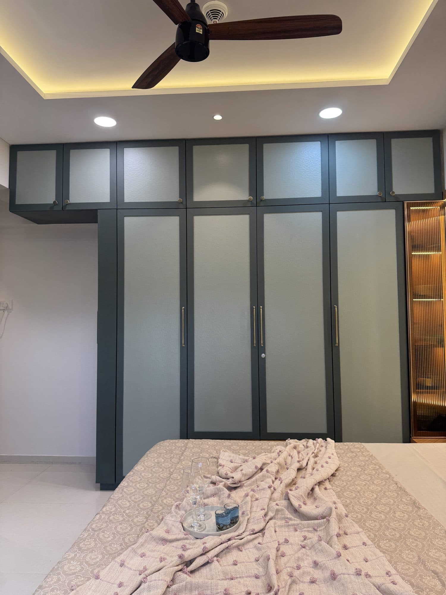 Wardrobe in a Goregaon, Mumbai home by Divya Jain Interiors