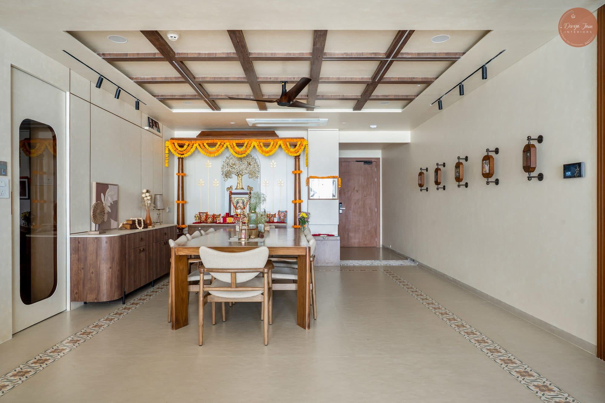 Dining in a Kharadi, Pune home by Divya Jain Interiors