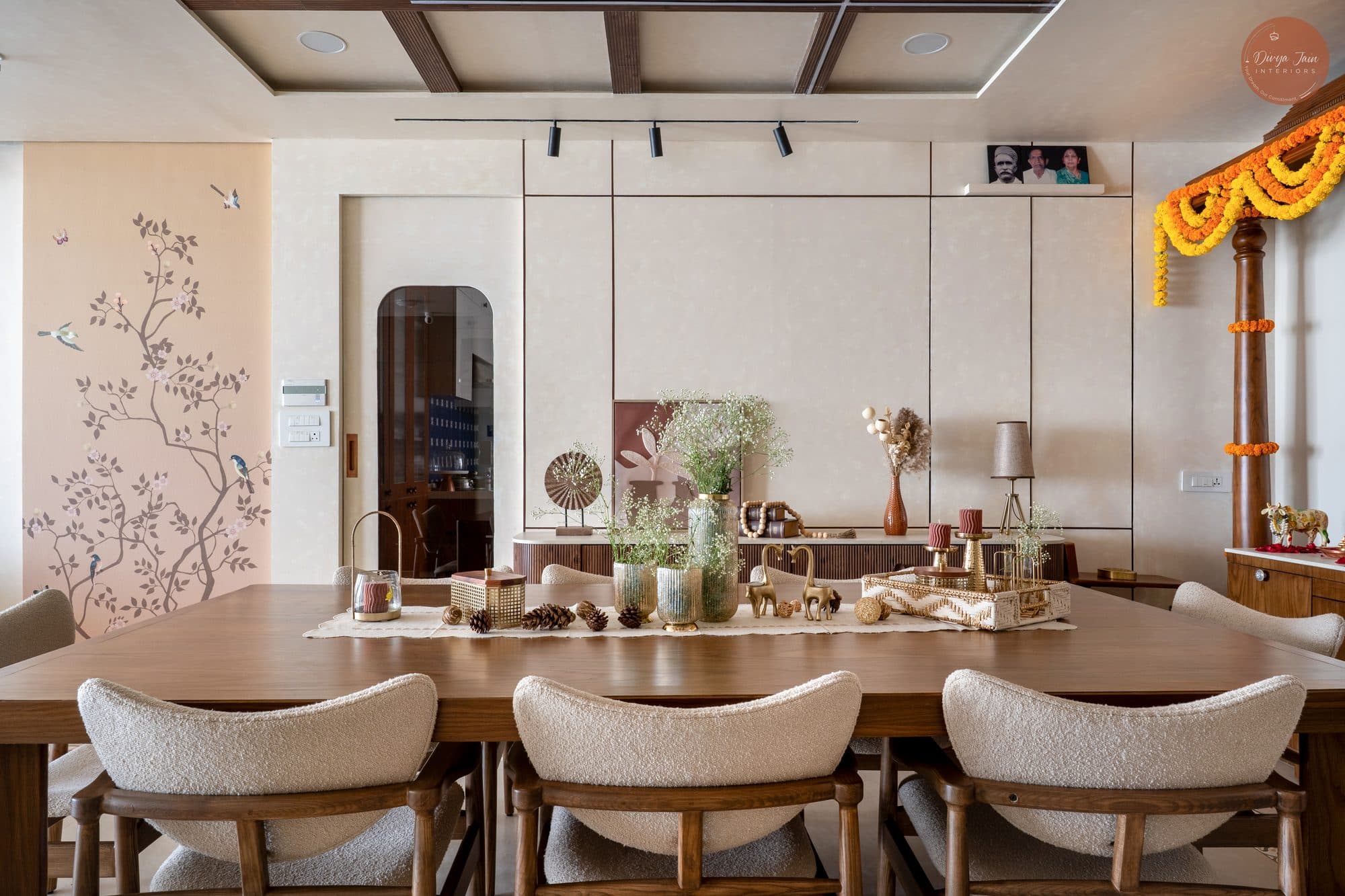 Dining in a Kharadi, Pune home by Divya Jain Interiors