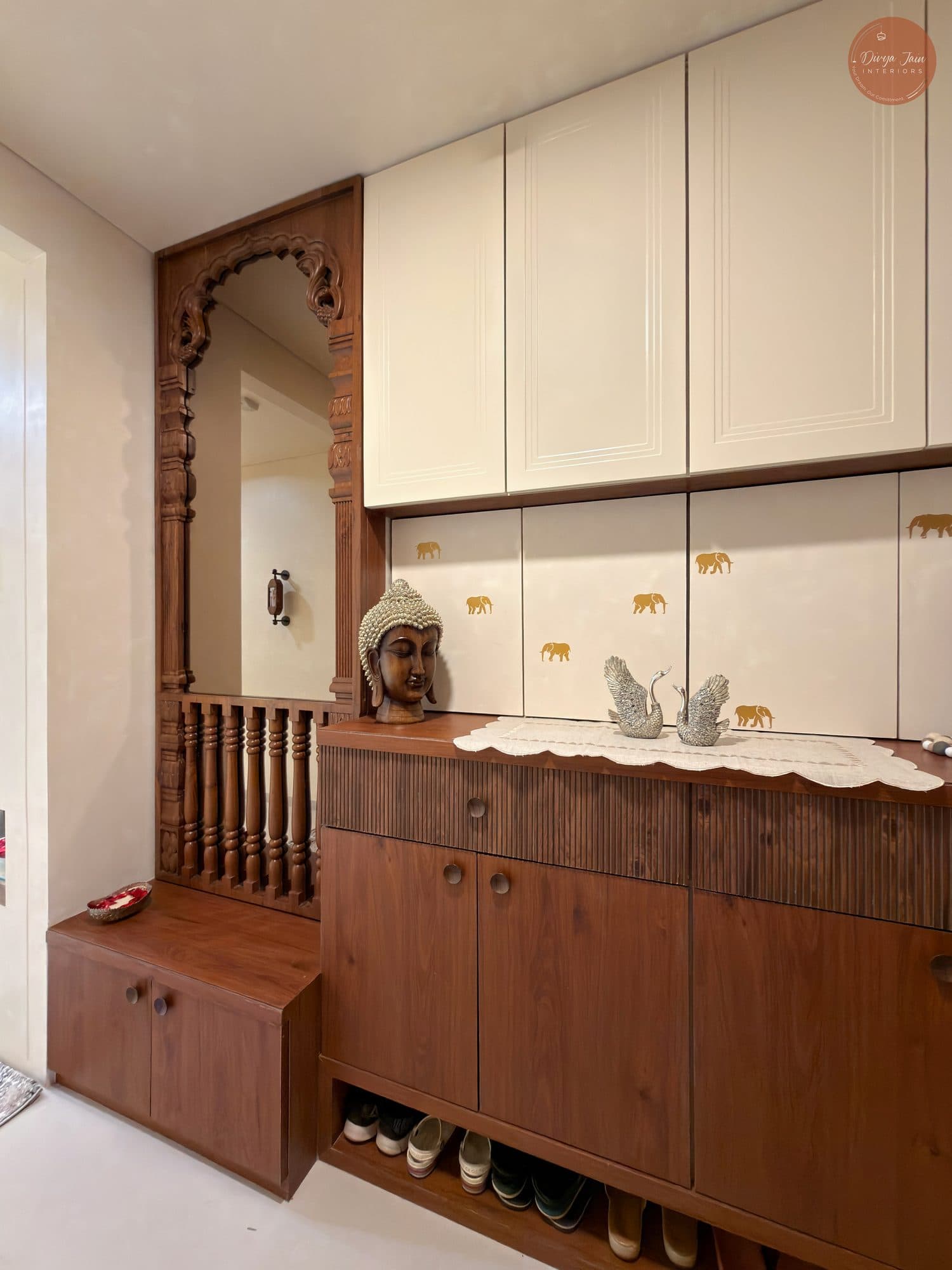 Entrance in a Kharadi, Pune home by Divya Jain Interiors