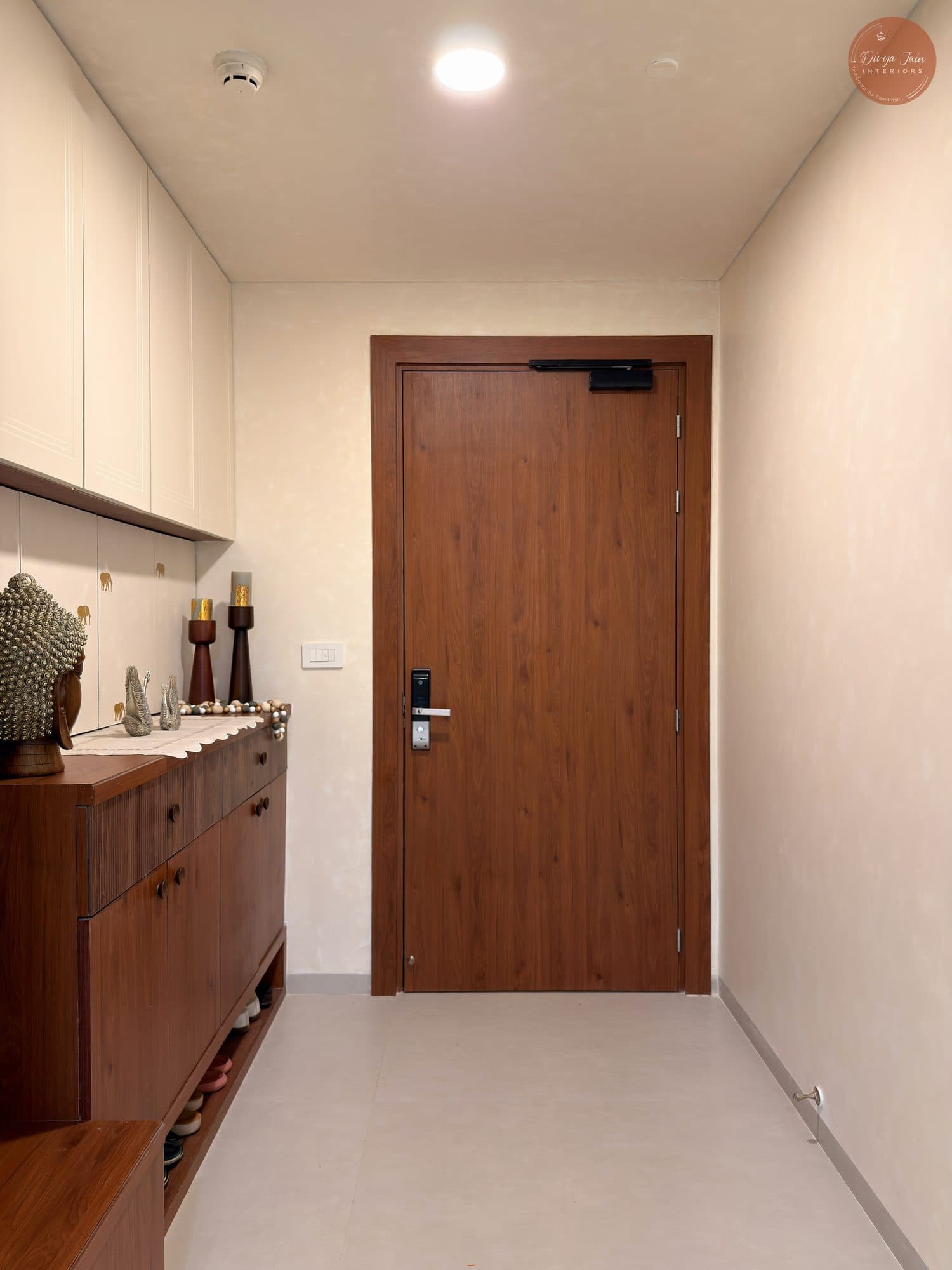 Entrance in a Kharadi, Pune home by Divya Jain Interiors