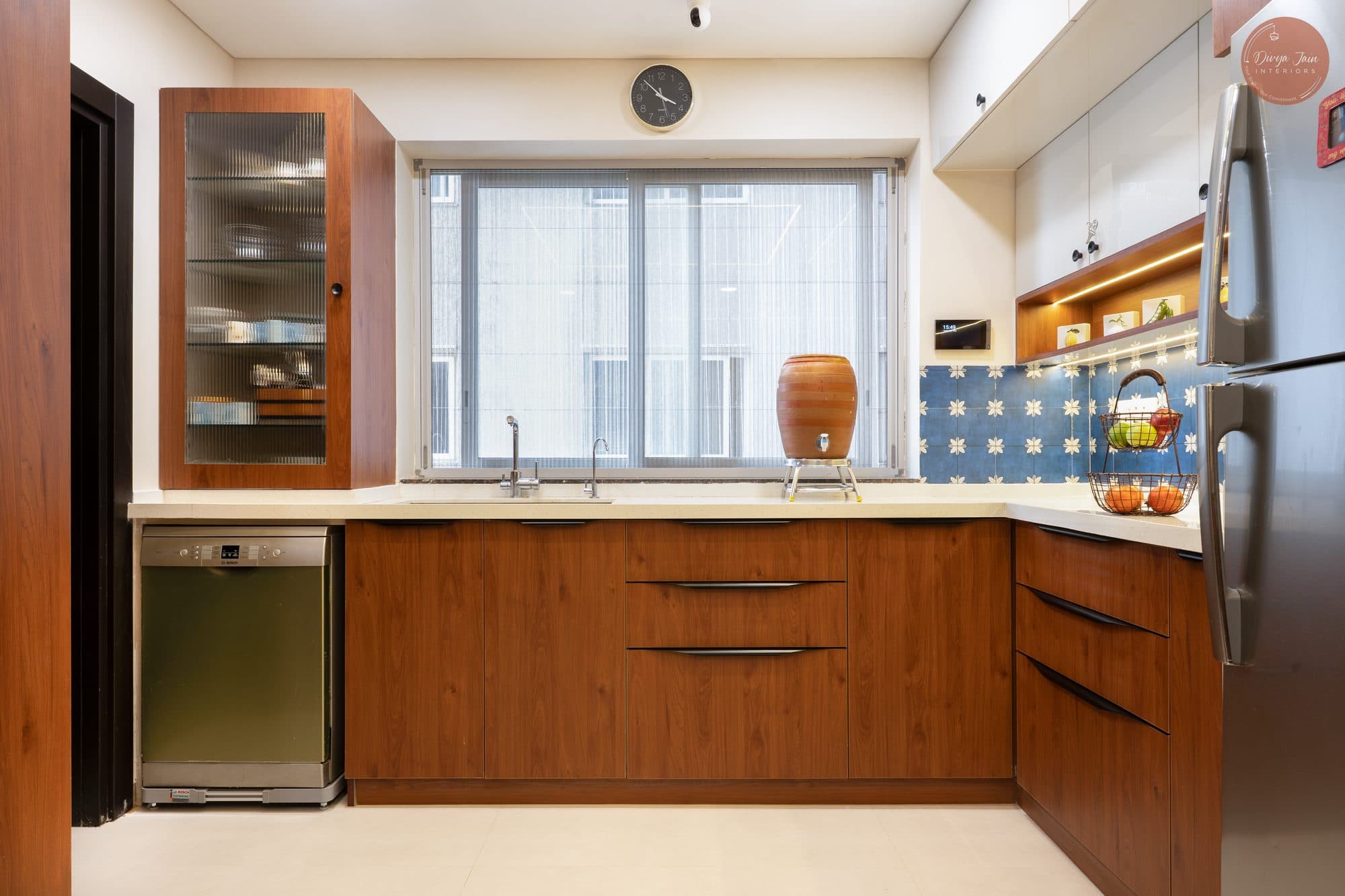 Kitchen in a Kharadi, Pune home by Divya Jain Interiors