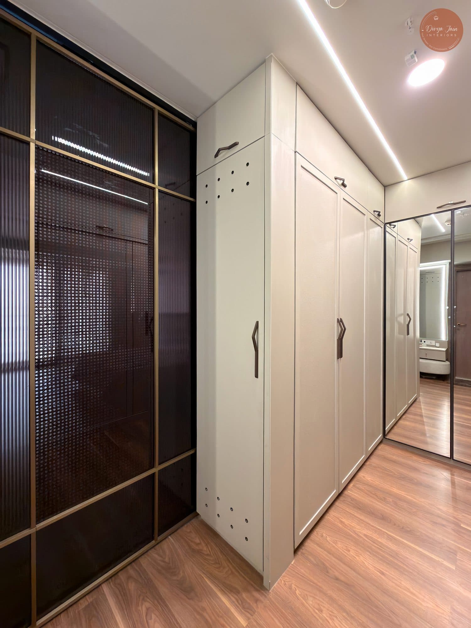 Wardrobe in a Kharadi, Pune home by Divya Jain Interiors
