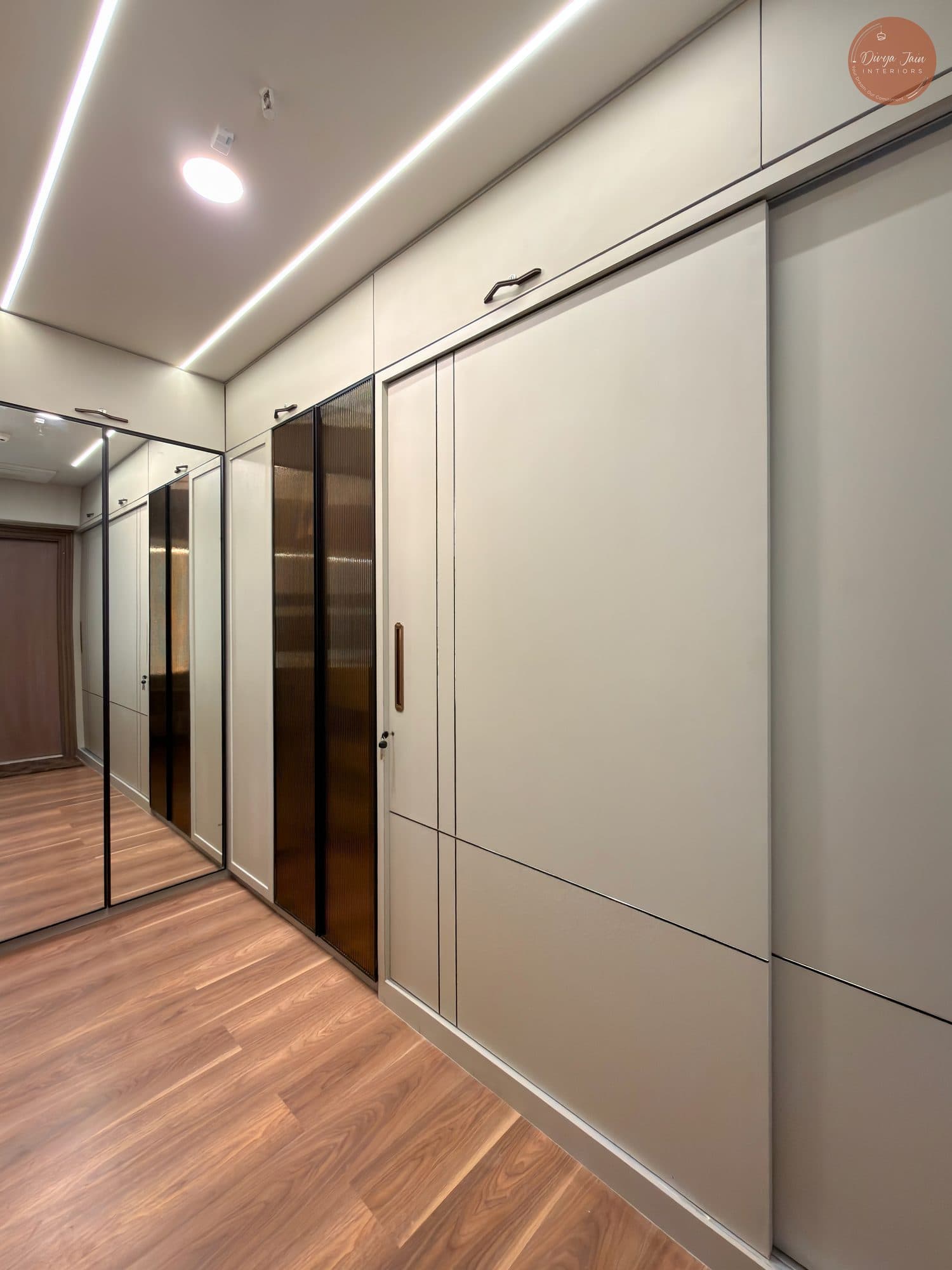 Wardrobe in a Kharadi, Pune home by Divya Jain Interiors