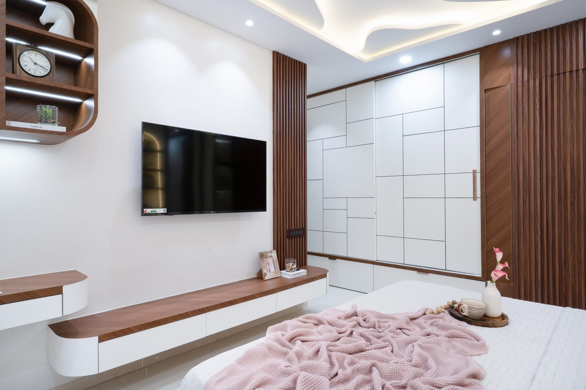 Master Bedroom in a Ravet, Pune home by Divya Jain Interiors