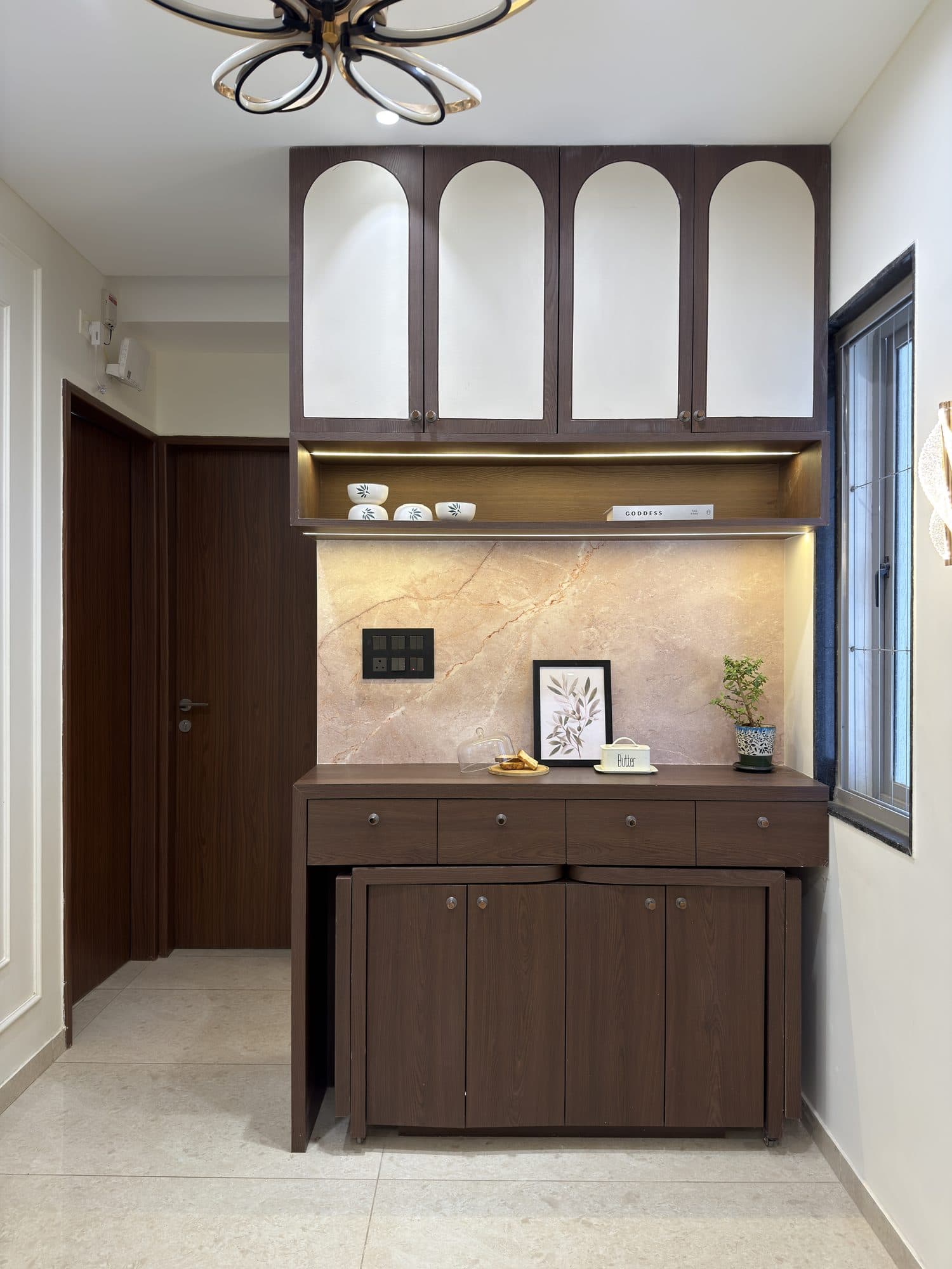 Dining in a Powai, Mumbai home by Divya Jain Interiors