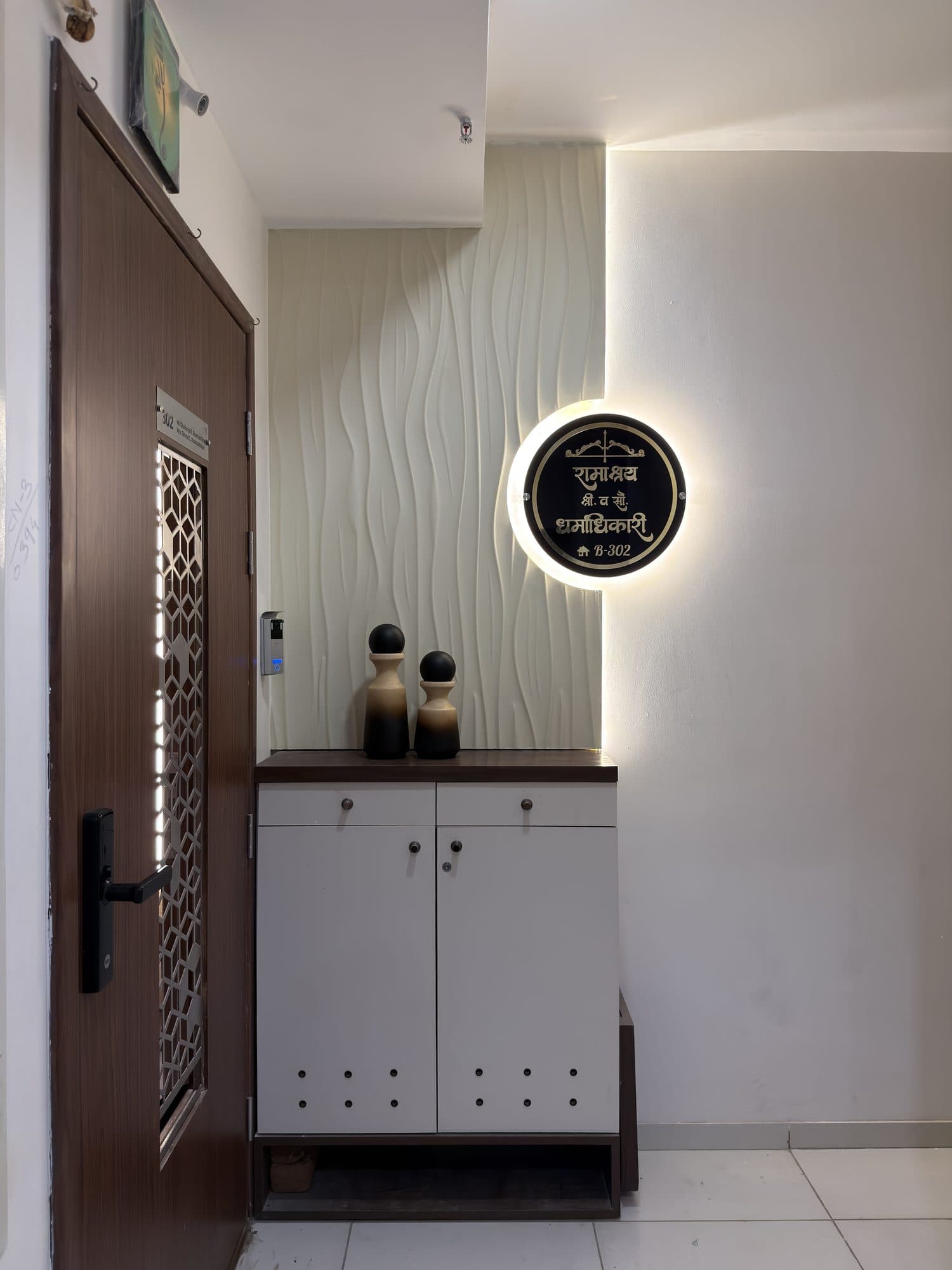 Entrance in a Powai, Mumbai home by Divya Jain Interiors