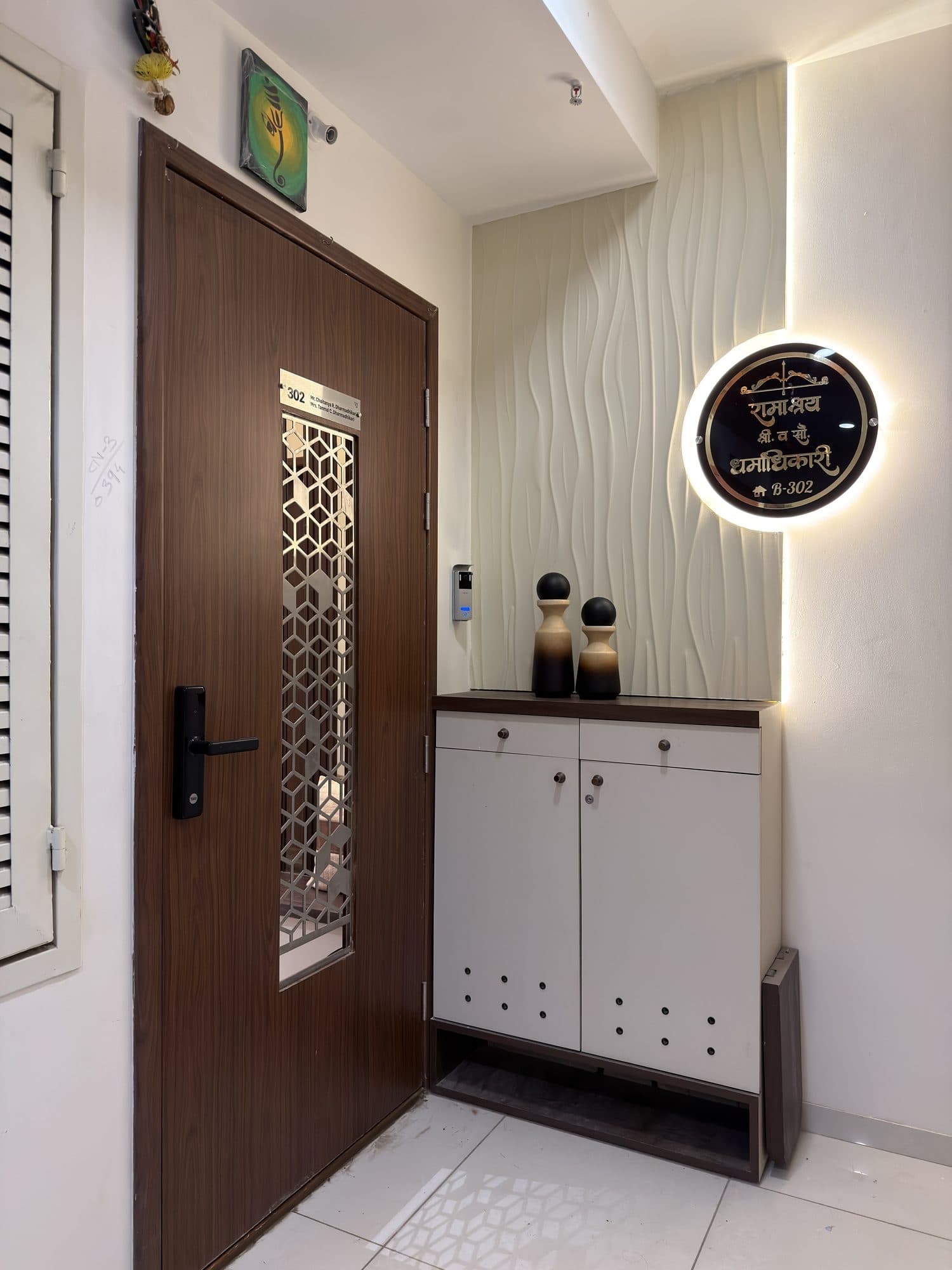 Entrance in a Powai, Mumbai home by Divya Jain Interiors