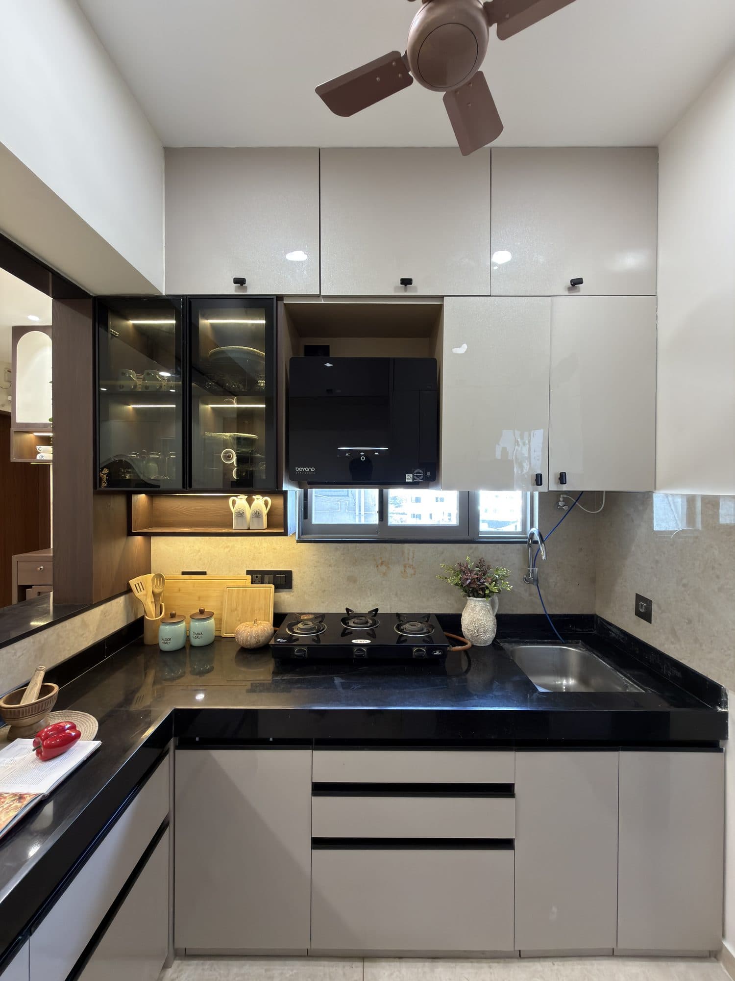 Kitchen in a Powai, Mumbai home by Divya Jain Interiors