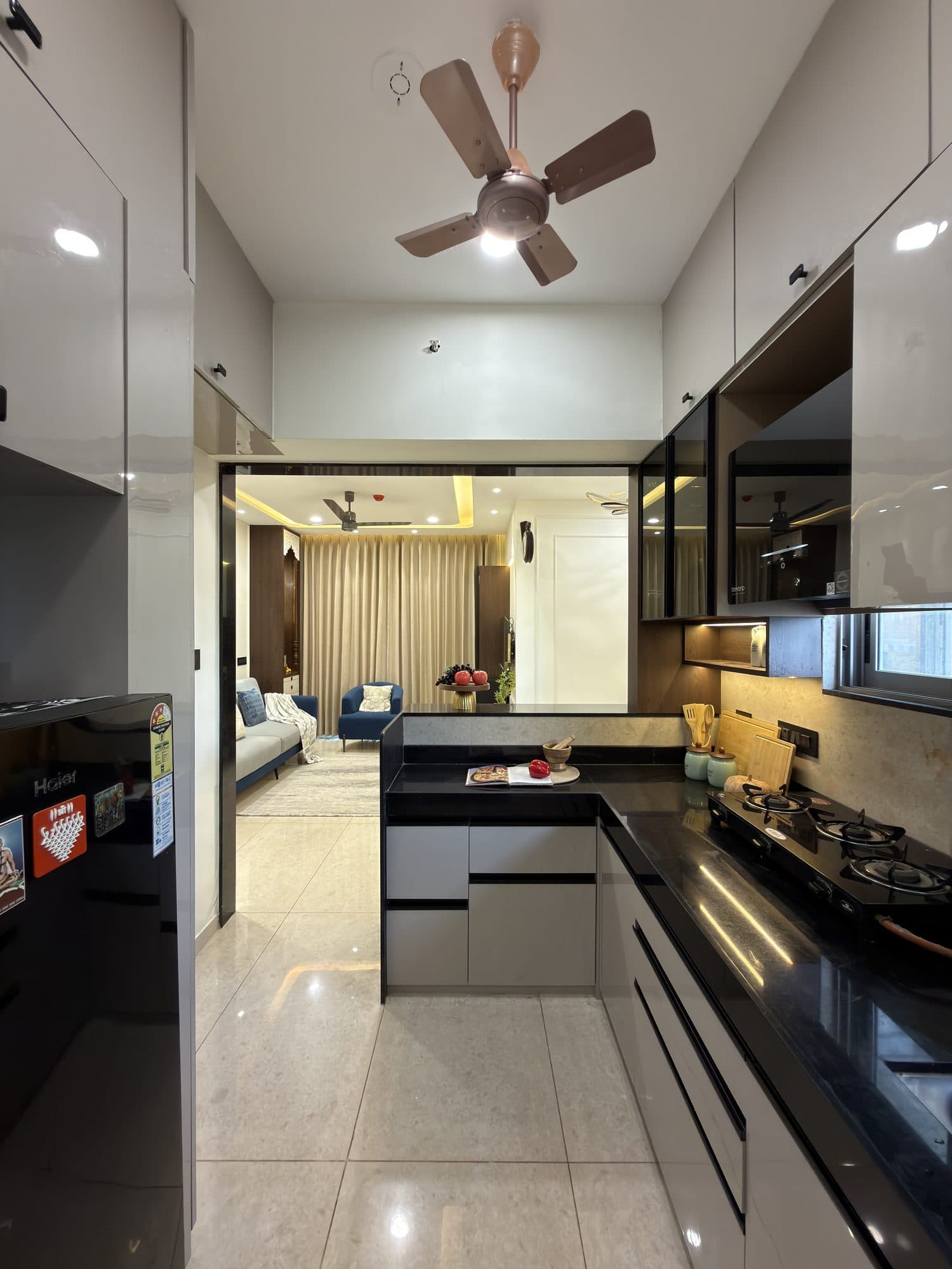 Kitchen in a Powai, Mumbai home by Divya Jain Interiors