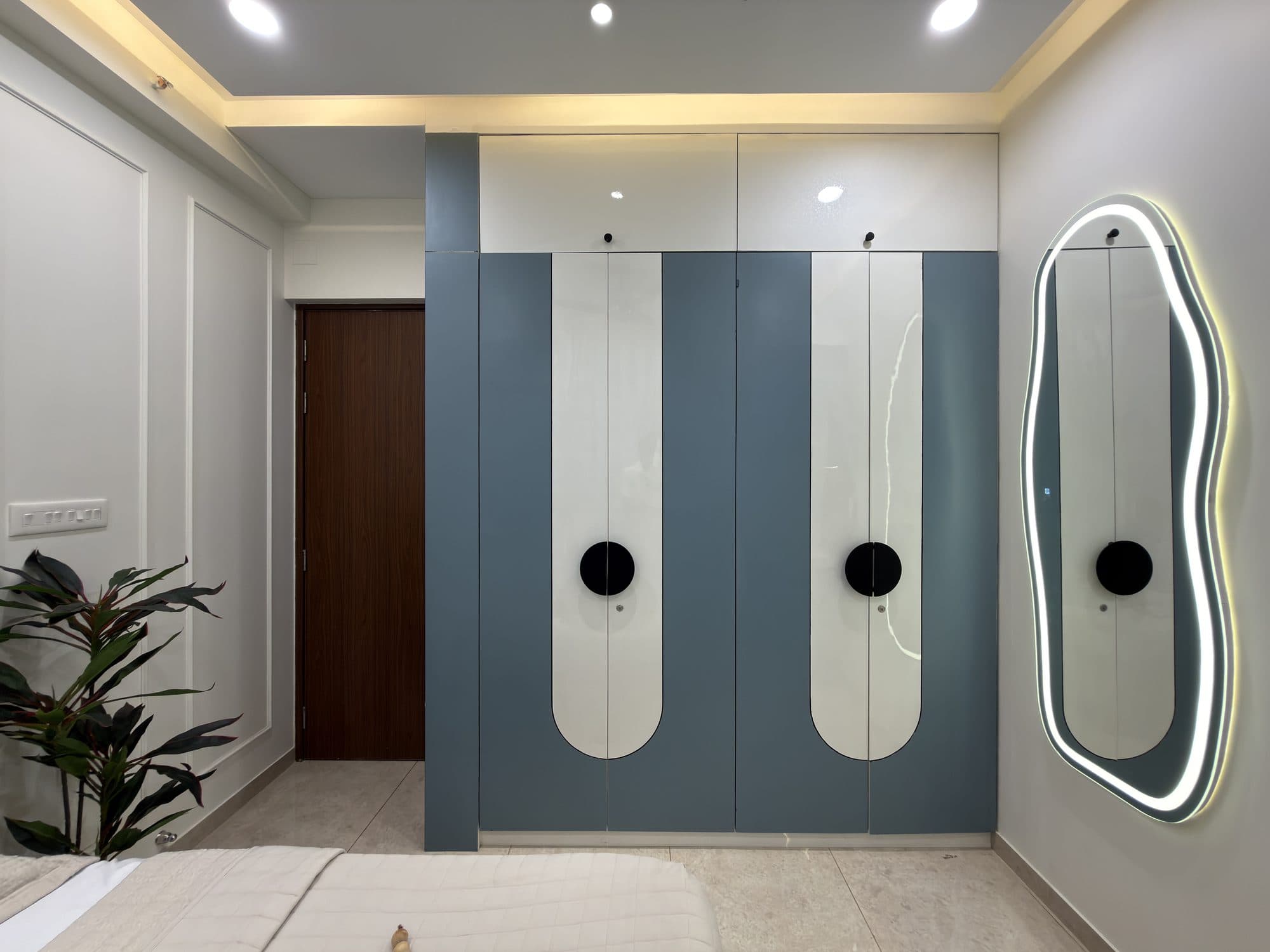 Wardrobe in a Powai, Mumbai home by Divya Jain Interiors
