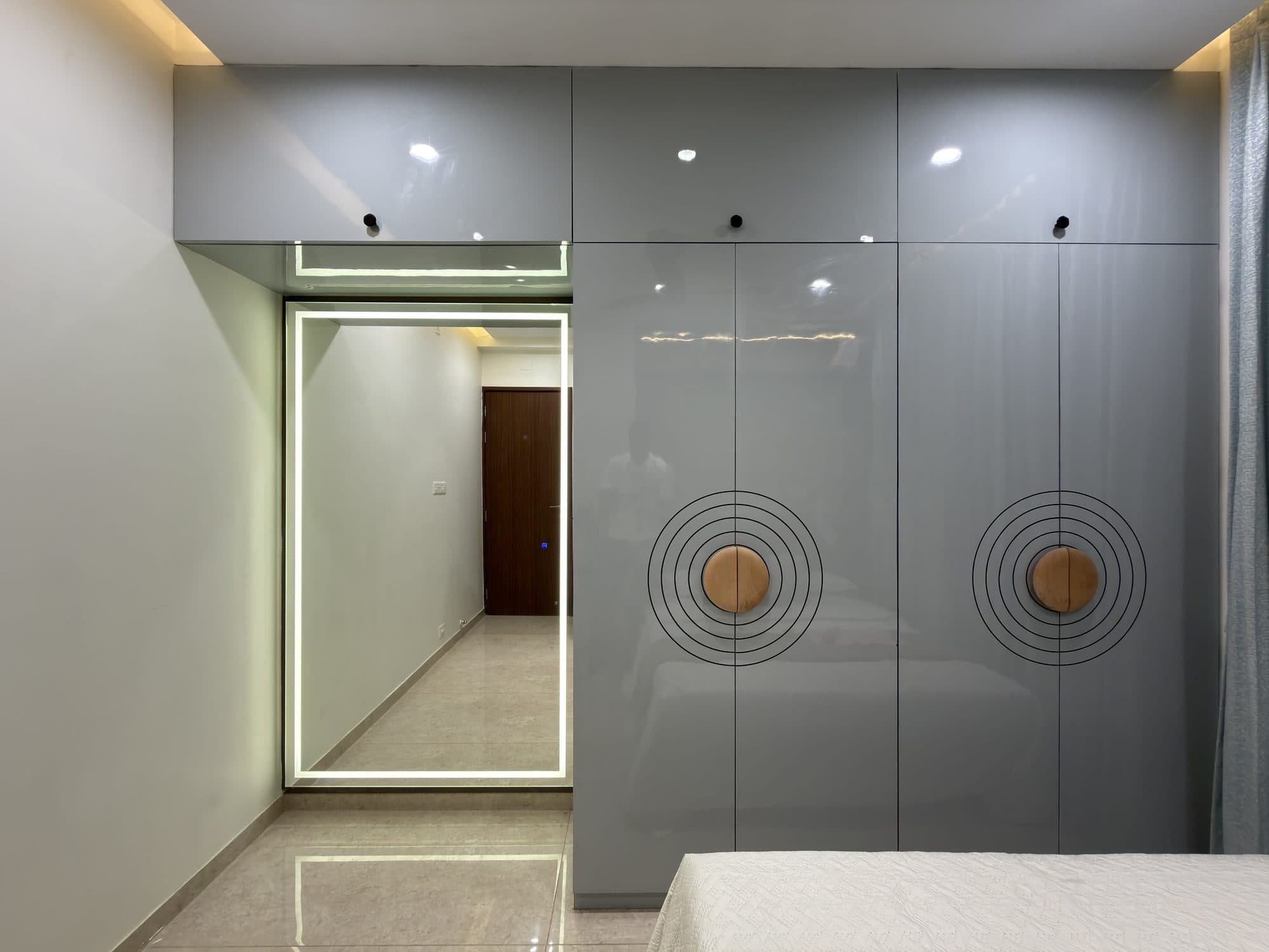 Wardrobe in a Powai, Mumbai home by Divya Jain Interiors